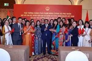 Thủ tướng Phạm Minh Chính và Phu nhân chụp ảnh lưu niệm với cán bộ, nhân Đại sứ quán Việt Nam và bà cao kiều bào.