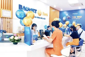 Giao dịch tại Ngân hàng Bảo Việt. Ảnh | Baovietbank 