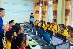 Buổi tập huấn "Hướng dẫn kỹ năng sử dụng tài liệu học tập, hỗ trợ thiếu nhi tương tác an toàn, sáng tạo, lành mạnh trên môi trường mạng" tại Trường tiểu học Trần Phú, thành phố Bắc Giang. (Ảnh HỒNG LOAN) 