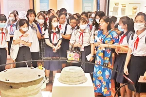 Học sinh tìm hiểu thực tế tại Bảo tàng Lịch sử Thành phố Hồ Chí Minh. 