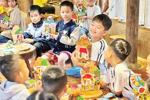 Trẻ em tham gia một hoạt động tại Ðoài Creative - không gian sáng tạo dựa trên phát huy giá trị di sản của Hà Nội. 