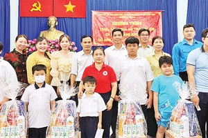 Người dân Khu phố 2, phường Phước Long B ủng hộ kinh phí tặng quà các hộ dân có hoàn cảnh khó khăn trong ngày hội đại đoàn kết. 