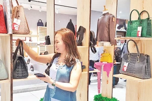 Khách hàng xem sản phẩm của các doanh nghiệp trưng bày tại showroom Trung tâm Xúc tiến Thương mại và Ðầu tư Thành phố Hồ Chí Minh. 