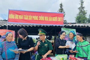 Tuyên truyền cho người dân về phòng, chống mua bán người tại chợ phiên xã Pha Long, huyện Mường Khương (Lào Cai). 