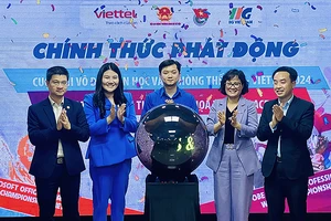 Bí thư Trung ương Đoàn, Chủ tịch Hội Sinh viên Việt Nam Nguyễn Minh Triết (ở giữa) và đại diện các bộ, ngành, đơn vị liên quan thực hiện nghi thức phát động các Cuộc thi.