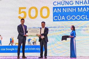 Giám đốc điều hành phụ trách Việt Nam tại Google châu Á-Thái Bình Dương Marc Woo (bên trái) trao biển tượng trưng 500 học bổng an ninh mạng tặng thanh niên Việt Nam.