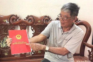 Giấy chứng nhận quyền sử dụng đất của thửa đất 227b được Ủy ban nhân dân huyện Ea Súp cấp cho gia đình ông Đinh Xuân Tửu ngày 12/11/1998 đang được ông Tửu cất giữ. 
