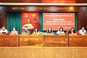 Đồng chí Bùi Thị Minh Hoài (người ngồi thứ tư từ phải qua) cùng đoàn đại biểu Quốc hội khóa XV tiếp xúc cử tri tỉnh Đắk Lắk. 