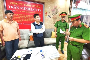 Cơ quan Công an đọc lệnh khởi tố bị can và lệnh bắt tạm giam đối tượng Trần Minh Lợi (người đứng giữa khoanh tay).
