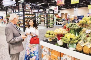 Tổng Giám đốc Công ty cổ phần Tập đoàn Xuất nhập khẩu trái cây Chánh Thu Ngô Tường Vy trao đổi với đối tác xuất khẩu trái cây tại Mỹ.