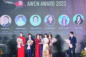Doanh nhân Trịnh Thị Hồng Vân nhận Giải thưởng Nữ doanh nhân ASEAN 2023.