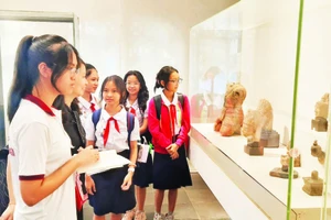 Học sinh tham quan Bảo tàng Lịch sử Thành phố Hồ Chí Minh.