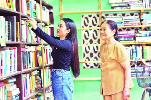 Bà Võ Thị Mai (bìa phải) giới thiệu sách cho bạn đọc. 