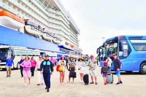 Quảng Ninh ngày càng thu hút đông khách du lịch quốc tế đến bằng đường biển.