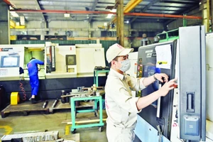 Vận hành dây chuyền sản xuất các sản phẩm quạt công nghiệp tại Công ty Tomeco An Khang. (Ảnh ĐĂNG ANH)