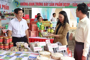 Một gian trưng bày sản phẩm OCOP của tỉnh Quảng Ngãi.