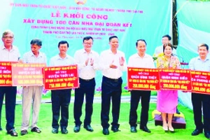 Lãnh đạo Ủy ban Mặt trận Tổ quốc Việt Nam thành phố Cần Thơ trao bảng tượng trưng cho các quận, huyện tại lễ khởi công.
