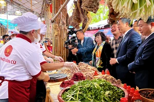 Các đại biểu, du khách tham quan gian hàng chế biến phở tại Festival Phở 2024.