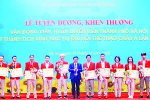 Lãnh đạo Sở Văn hóa và Thể thao Hà Nội tuyên dương các vận động viên đạt thành tích cao trong năm 2023.
