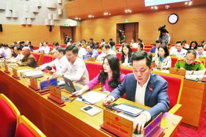 Các đại biểu Hội đồng nhân dân thành phố Hà Nội bấm nút biểu quyết thông qua Quy hoạch Thủ đô Hà Nội thời kỳ 2021-2030, tầm nhìn đến năm 2050.