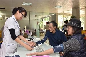Người cao tuổi khám sức khỏe tại Bệnh viện Tim Hà Nội. (Ảnh DUY LINH)