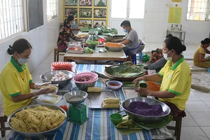 Làng nghề bánh tét Trà Cuôn, tỉnh Trà Vinh sản xuất phục vụ Tết Chôl Chnăm Thmây.