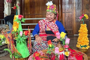 Nghệ nhân ưu tú Lường Thị May giới thiệu bản sắc văn hóa dân tộc Lào.