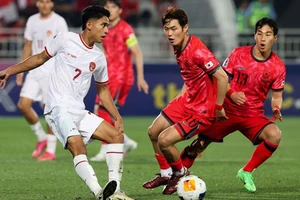 U23 Indonesia (áo đỏ) thi đấu xuất sắc trước U23 Hàn Quốc ở trận tứ kết.