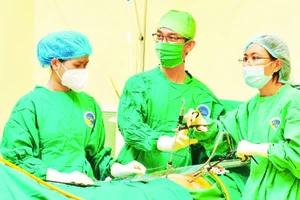 Phẫu thuật cho một bệnh nhân cấp cứu tại Bệnh viện đa khoa Xuyên Á Tây Ninh.