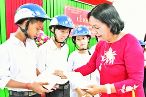 Đồng chí Nguyễn Thị Khá trao học bổng cho học sinh có hoàn cảnh khó khăn.