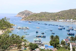 Vịnh Vĩnh Hy, xã Vĩnh Hải, huyện Ninh Hải (Ninh Thuận) hằng năm thu hút hàng triệu lượt du khách đến tham quan và trải nghiệm du lịch biển.