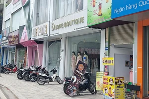 Hầu hết cửa hàng trên phố Xã Đàn, Hà Nội đều lắp camera giám sát.