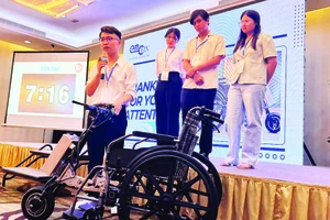 Nhóm E-MOTION đang trình bày về dự án cải tạo xe lăn tay.