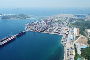 Toàn cảnh Nhà máy đóng tàu Hyundai-Việt Nam, hằng năm thực hiện xuất khẩu chiếm hơn 40% kim ngạch xuất khẩu của tỉnh Khánh Hòa. 