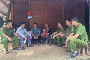 Công an huyện Tam Đường, tỉnh Lai Châu xuống địa bàn nghe tâm tư, nguyện vọng của các thành viên trong Tổ bảo vệ an ninh trật tự tại cơ sở sẽ ra mắt vào ngày 1/7 tới.