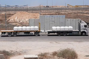 Xe chở hàng viện trợ qua cửa khẩu miền nam Israel vào Gaza. (Ảnh REUTERS)