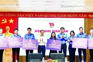 Lãnh đạo Trung ương Đoàn và Thường trực Tỉnh ủy Quảng Bình trao biển hỗ trợ công trình thanh niên tặng các tỉnh cụm Bắc Trung Bộ.