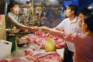 Người dân mua thực phẩm tại chợ Hôm-Đức Viên (Hà Nội). (Ảnh TRẦN HẢI)
