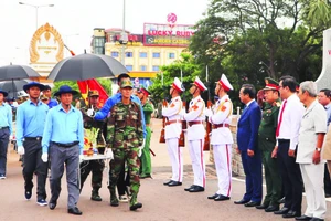 Lãnh đạo, nguyên lãnh đạo tỉnh Long An qua các thời kỳ đón hài cốt liệt sĩ là quân tình nguyện và chuyên gia Việt Nam hy sinh ở Campuchia về nước.