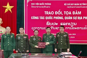 Lớp đào tạo ngắn hạn chỉ huy-tham mưu chiến dịch, chiến lược khóa 6, Quân đội nhân dân Lào nghiên cứu thực tế tại Bộ Chỉ huy quân sự tỉnh Nam Định. 