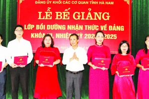 Lãnh đạo Đảng ủy Khối Các cơ quan tỉnh Hà Nam trao giấy chứng nhận hoàn thành lớp bồi dưỡng nhận thức về đảng cho các học viên. (Ảnh Hà Nam)