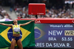 Soares Rayane da Silva (Brazil) phá kỷ lục thế giới tồn tại 29 năm ở nội dung 400m nữ. (Ảnh GETTY)