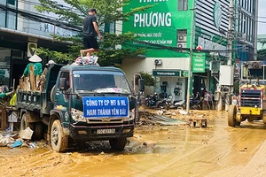 Công nhân Công ty cổ phần Môi trường và Năng lượng Yên Bái tham gia dọn vệ sinh tại thành phố Yên Bái.