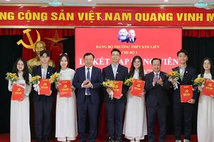 Bảy học sinh ưu tú của Trường THPT Kim Liên vừa được kết nạp vào Đảng.