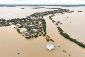 Nước lũ bao vây một khu dân cư ở thị trấn Kiến Giang, huyện Lệ Thủy, tỉnh Quảng Bình.