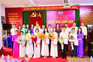 Đảng ủy Trường THPT Ngô Gia Tự (tỉnh Vĩnh Phúc) chúc mừng những học sinh được kết nạp vào Đảng.