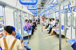 Hành khách đi thử tuyến Metro số 1 Bến Thành-Suối Tiên.