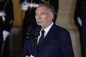 Tân Thủ tướng Pháp Francois Bayrou phát biểu tại lễ chuyển giao ở Paris. (Ảnh TÂN HOA XÃ)