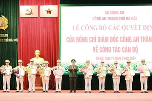 Trung tướng Nguyễn Hải Trung, Giám đốc Công an thành phố Hà Nội trao các quyết định về công tác cán bộ.