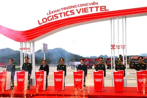 Các đại biểu nhấn nút khai trương Công viên Logistics Viettel.